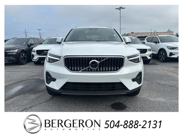 2025 Volvo XC40 photo 2