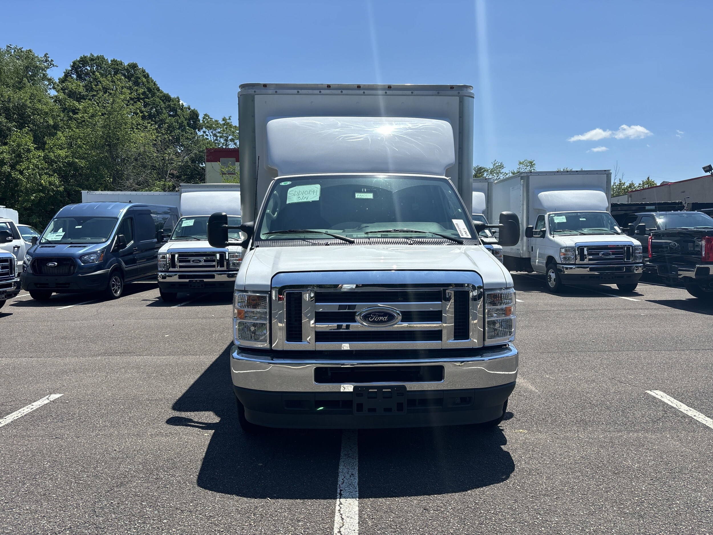 2025 Ford E-450 Cutaway photo 2