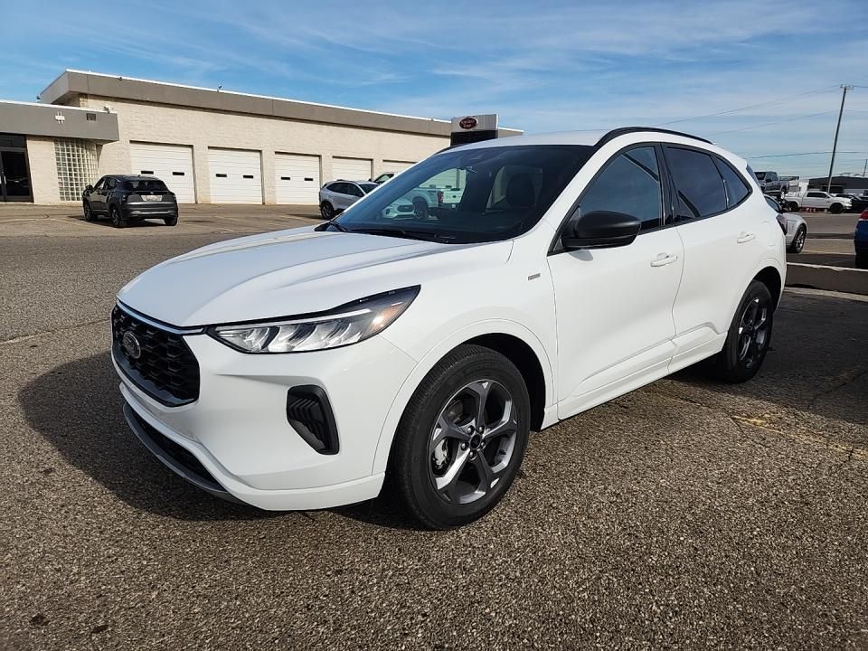 2023 Ford Escape ST-Line photo 2