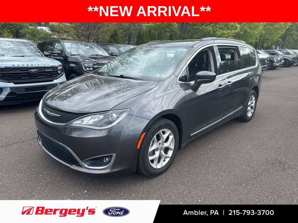 2017 Chrysler Pacifica Touring-L's photo