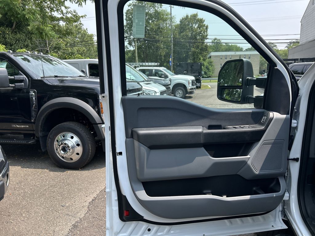 2025 Ford F-350 Super Duty Chassis Cab XL - Photo 11