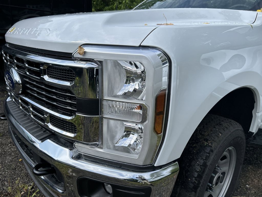 2025 Ford F-350 Super Duty Chassis Cab XLT - Photo 26