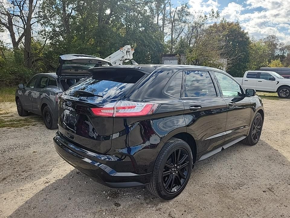 2022 Ford Edge ST photo 2