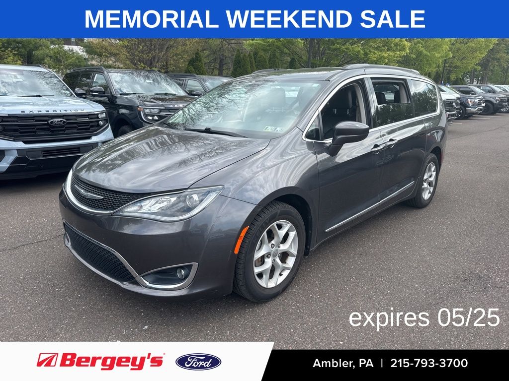 2017 Chrysler Pacifica Touring-L's photo