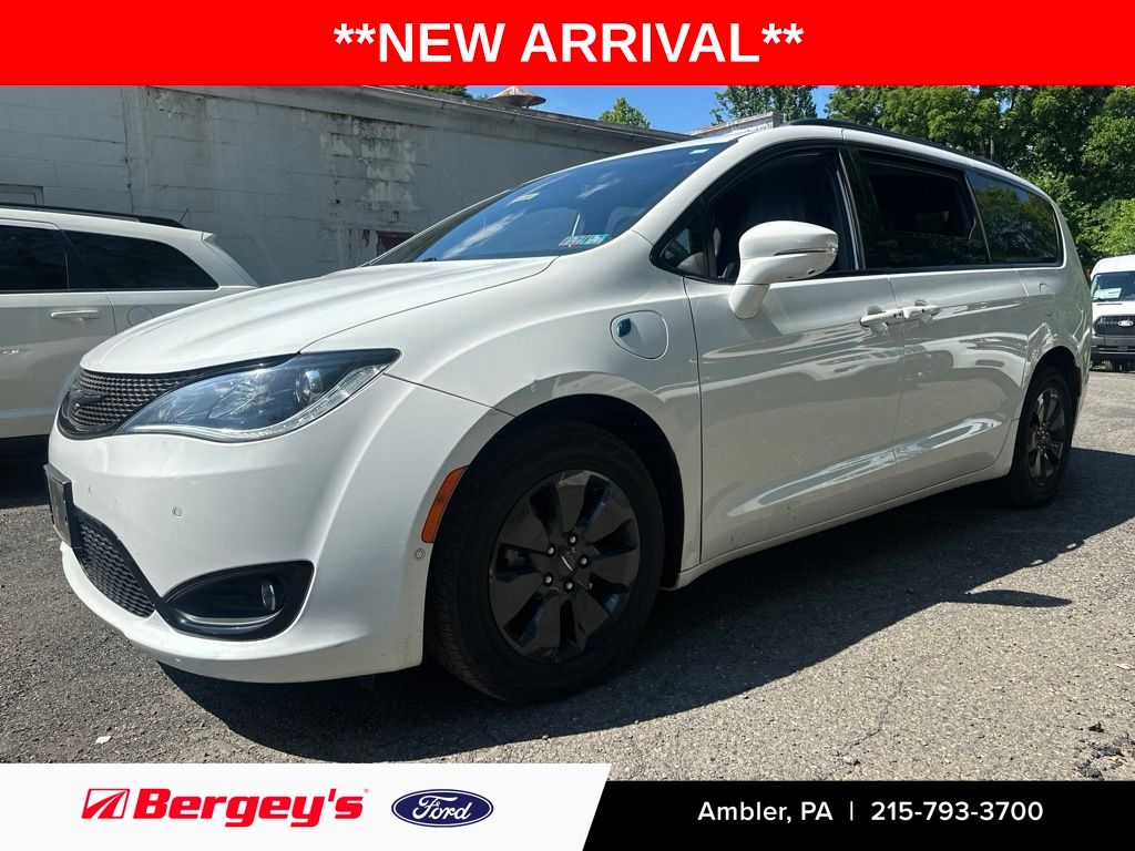 2020 Chrysler Pacifica Hybrid Limited 35th Anniversary's photo