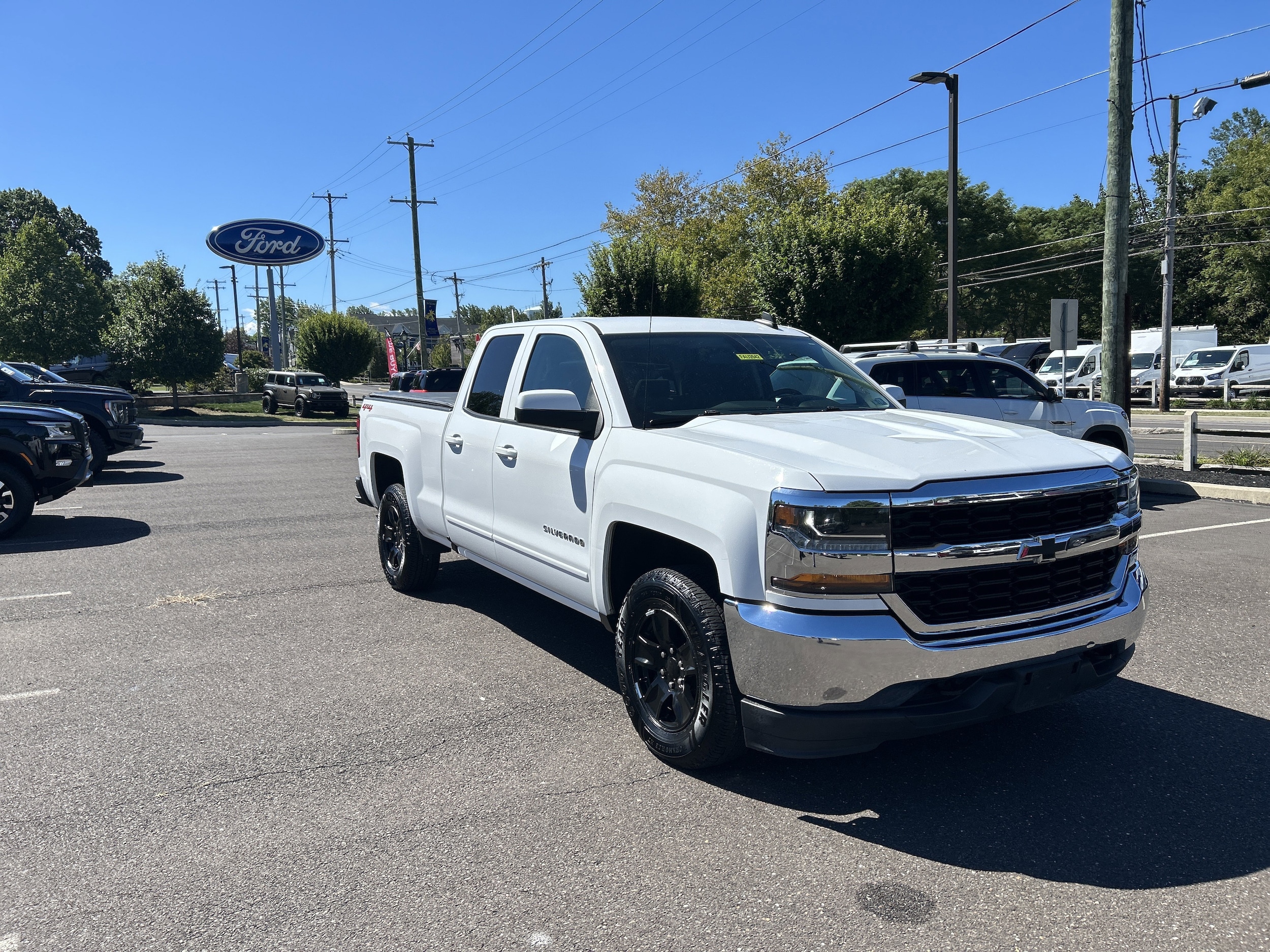 2018 Chevrolet Silverado 1500 LT photo 2