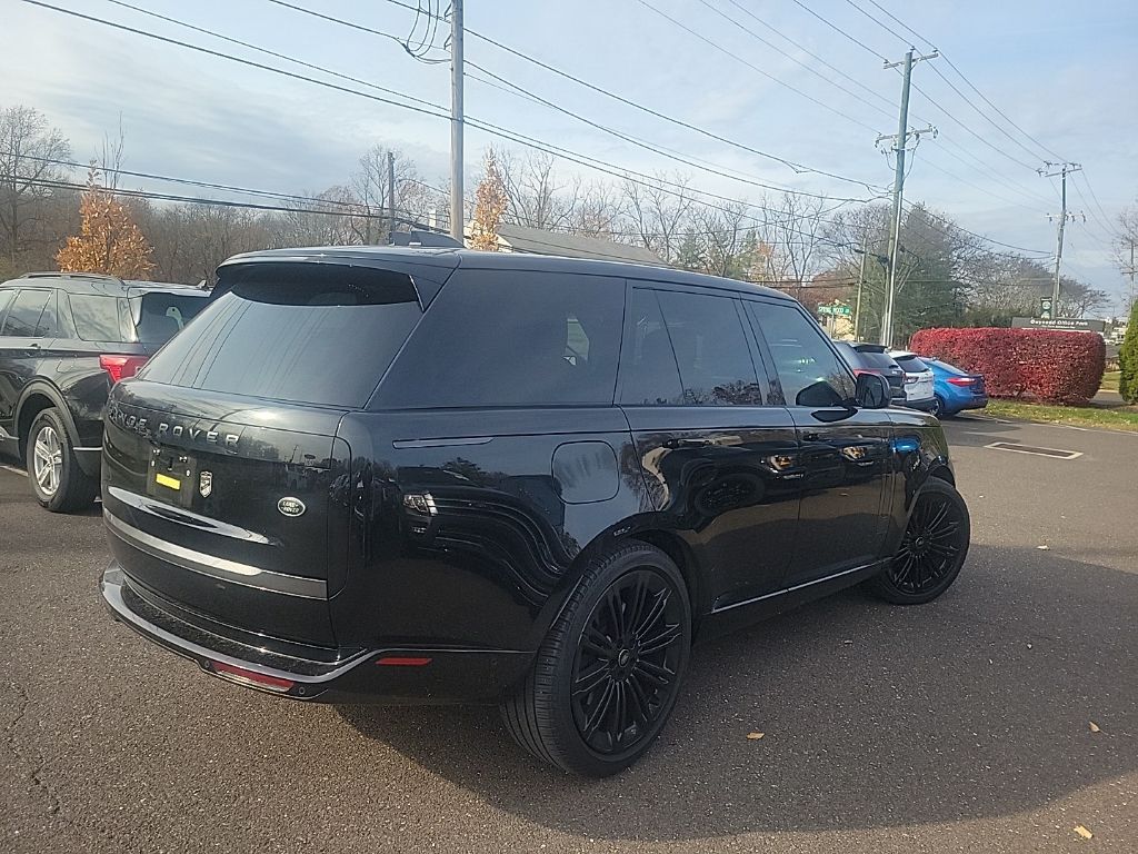 2023 Land Rover Range Rover SE photo 3