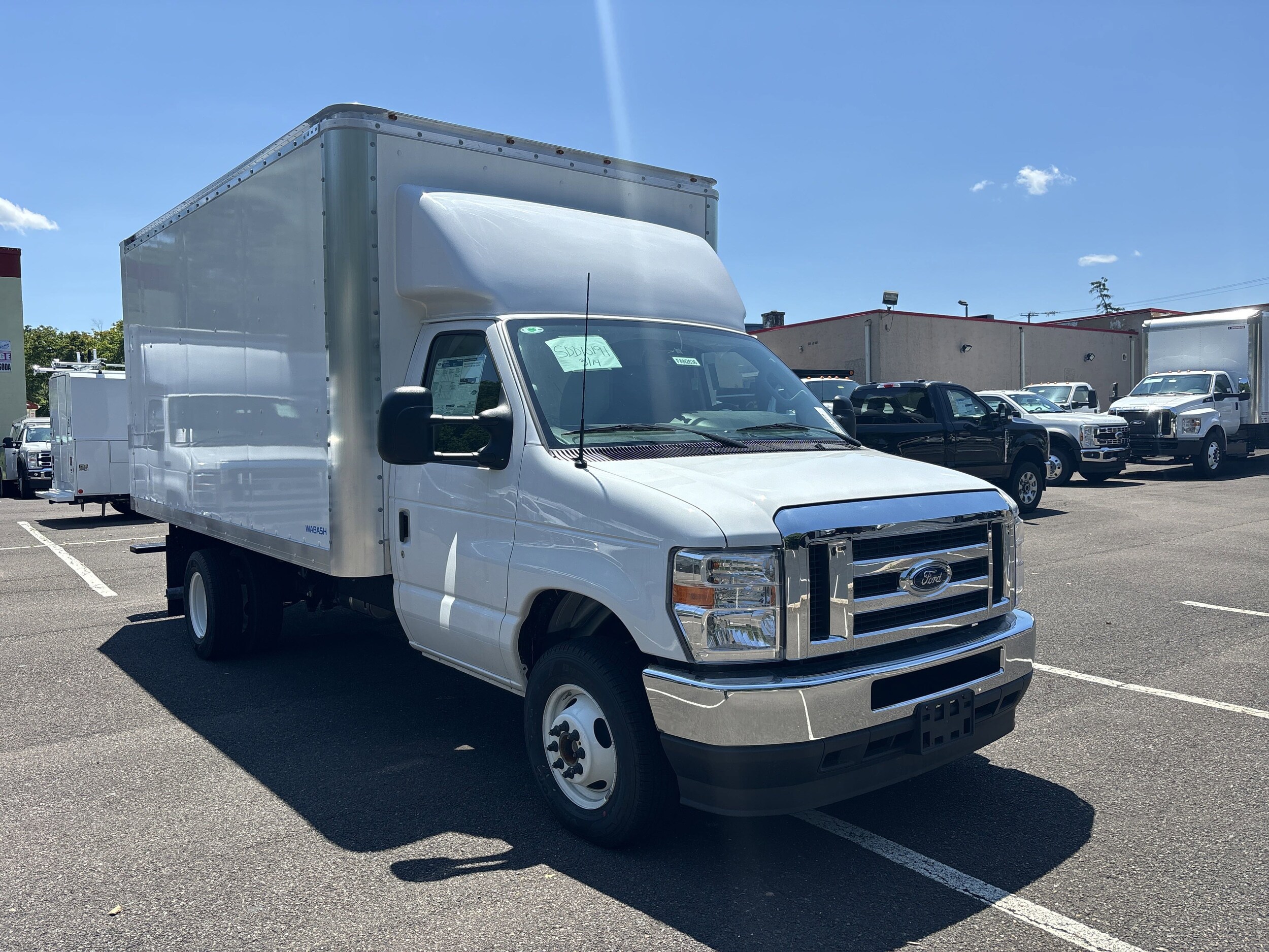 2025 Ford E-450 Cutaway photo 3