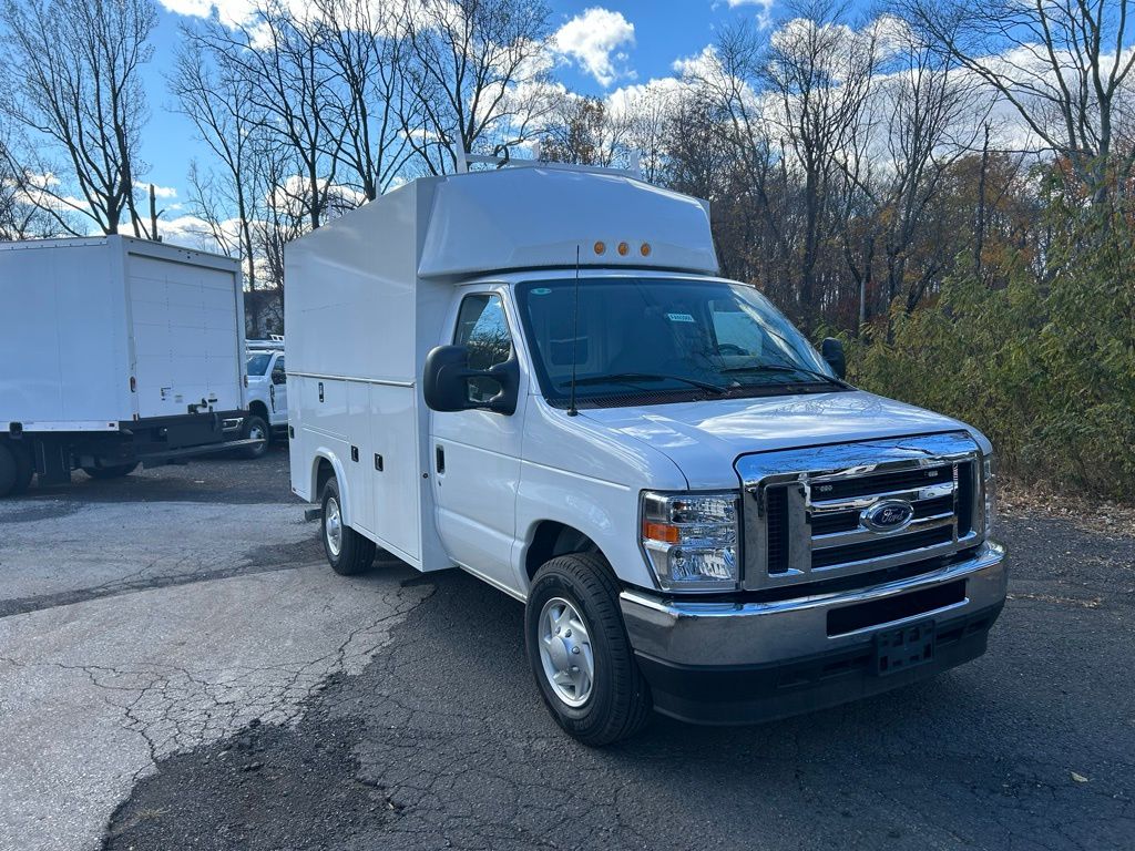 2025 Ford E-350 photo 3