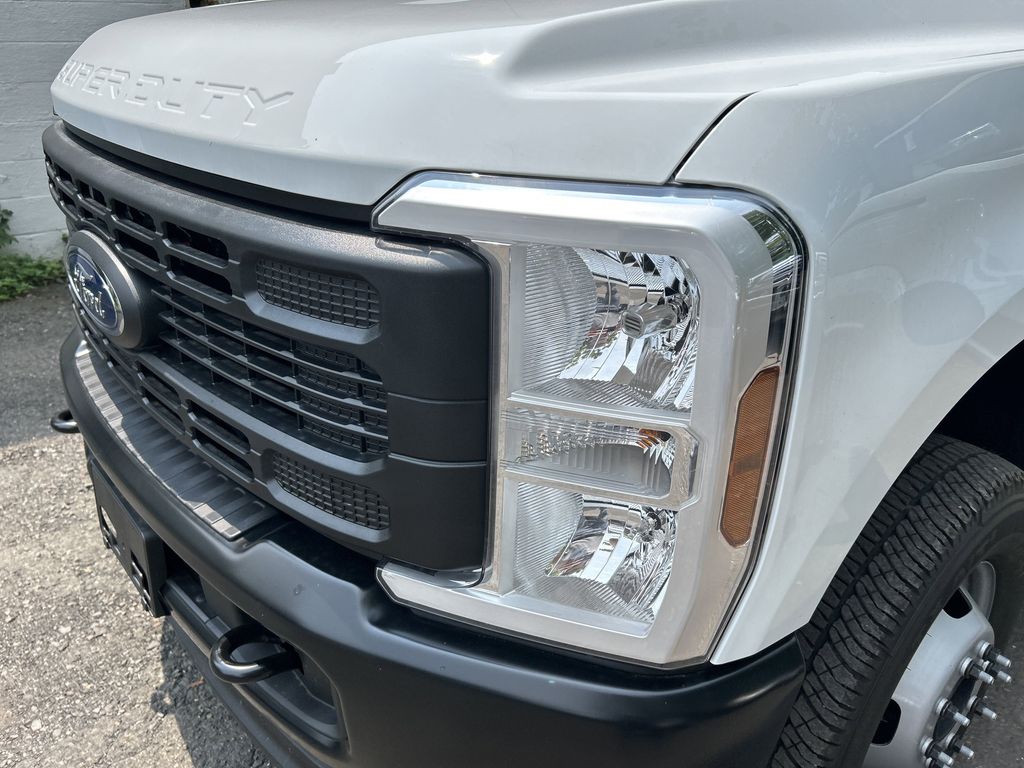 2025 Ford F-350 Super Duty Chassis Cab XL - Photo 30
