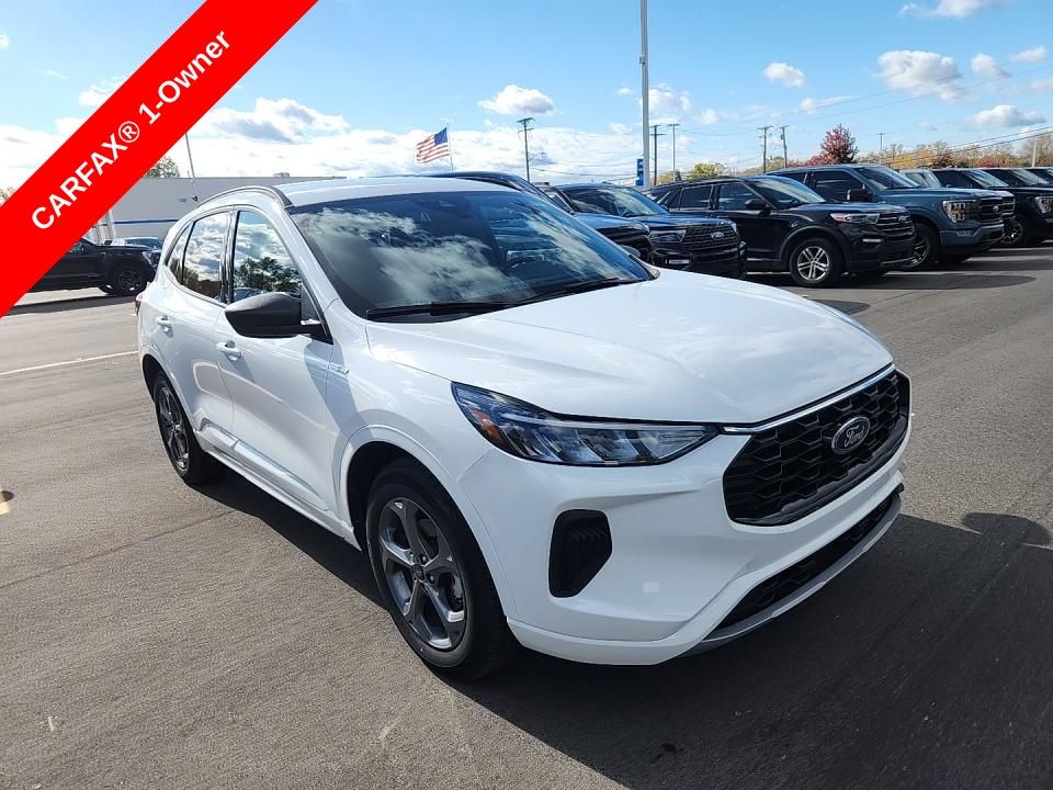 2023 Ford Escape ST-Line photo 2
