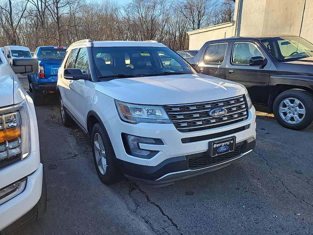 2017 Ford Explorer XLT photo 2