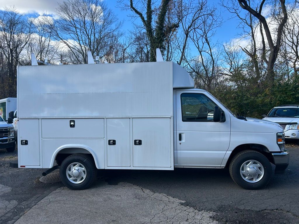 2025 Ford E-350 photo 4