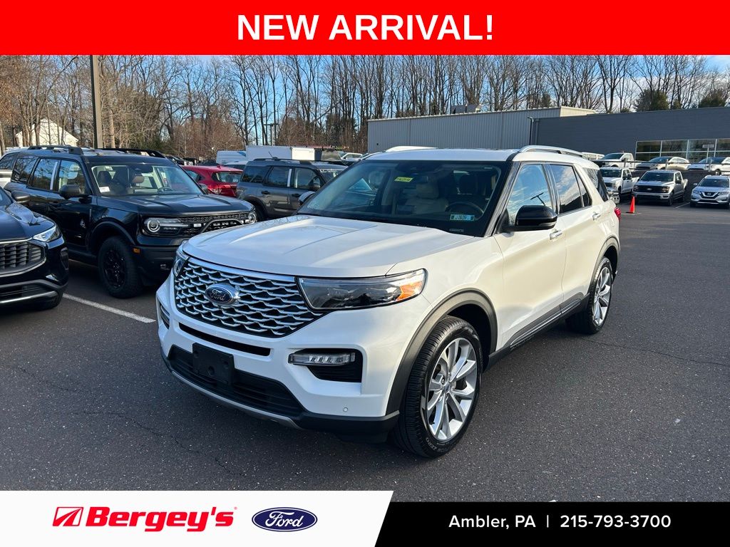 2022 Ford Explorer Platinum's photo