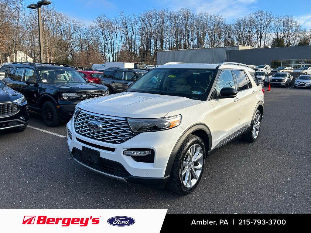 2022 Ford Explorer Platinum's photo