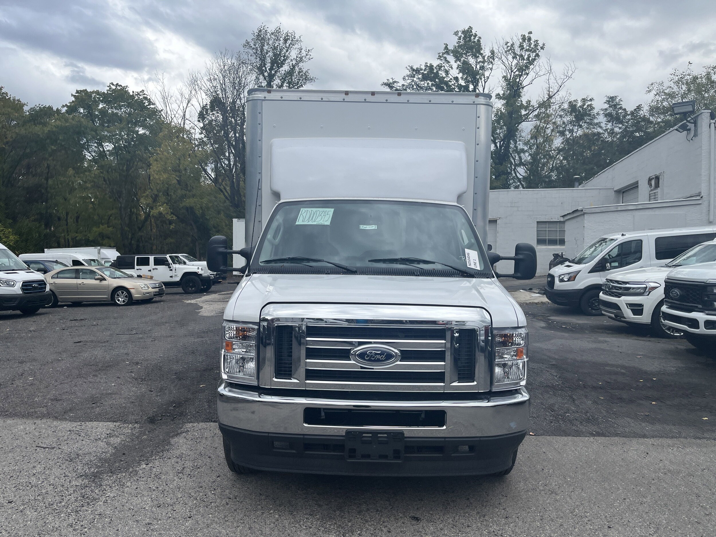 2024 Ford E-450 Cutaway photo 2