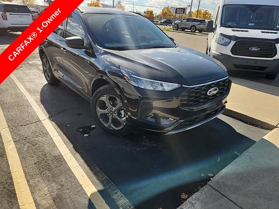 2023 Ford Escape ST-Line photo 2
