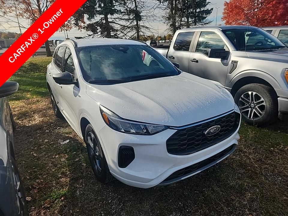 2023 Ford Escape ST-Line photo 2