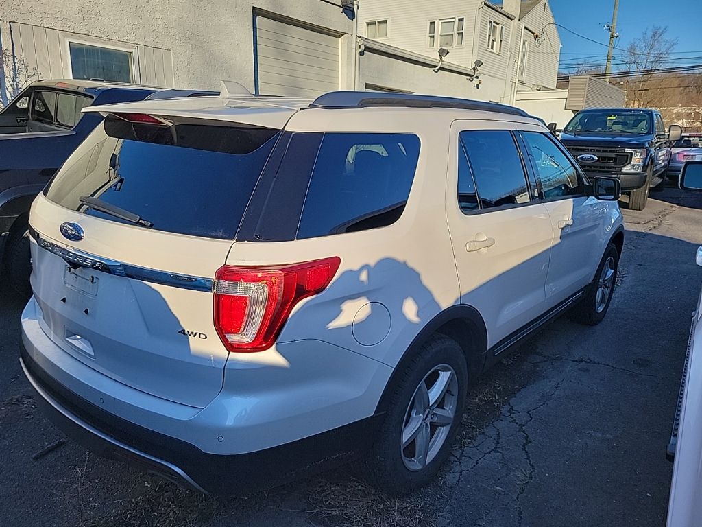 2017 Ford Explorer XLT photo 4