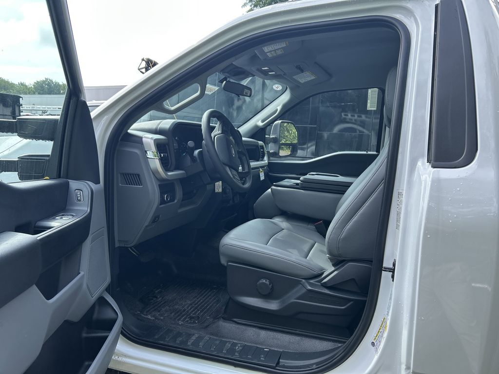 2025 Ford F-350 Super Duty Chassis Cab XLT - Photo 13