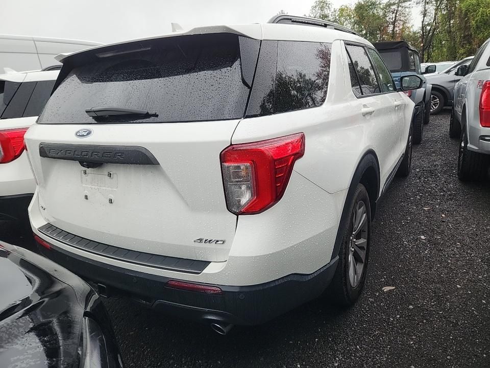 2022 Ford Explorer XLT Sport photo 2