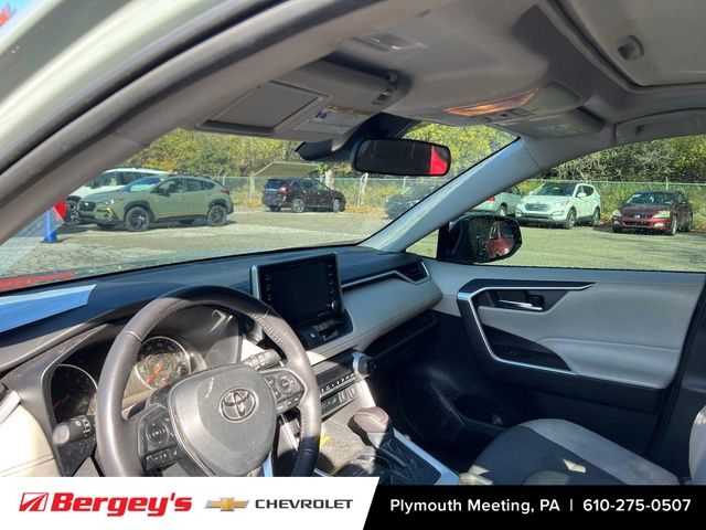 2020 Toyota RAV4 XLE photo 3