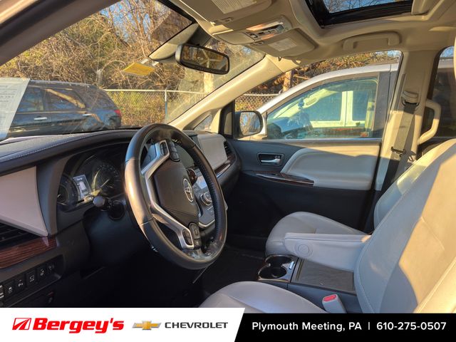 2020 Toyota Sienna XLE Premium photo 2
