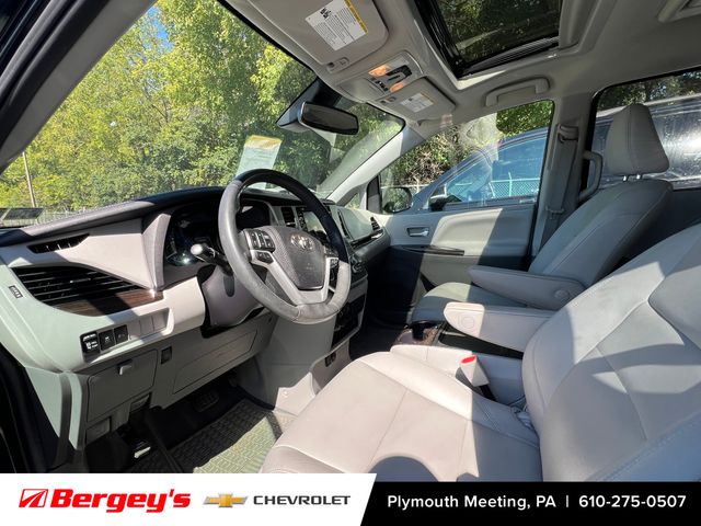 2020 Toyota Sienna XLE photo 2