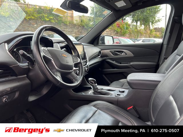 2022 Chevrolet Traverse Leather photo 2