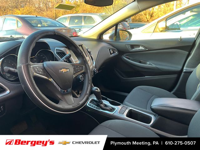 2017 Chevrolet Cruze LT photo 2