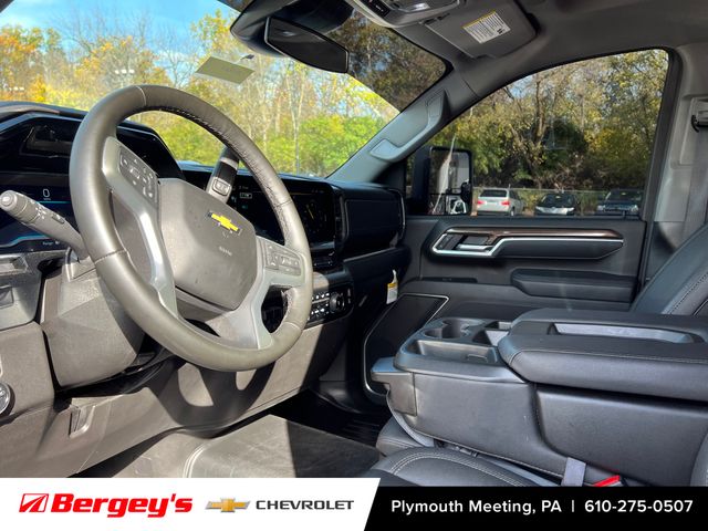 2025 Chevrolet Silverado 2500HD LT photo 3