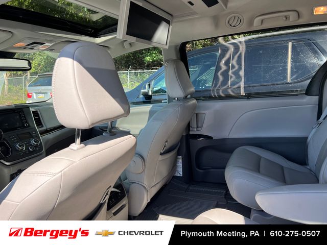 2020 Toyota Sienna XLE photo 3