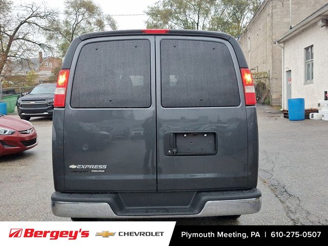 2016 Chevrolet Express Passenger 3500 LT Van photo 2