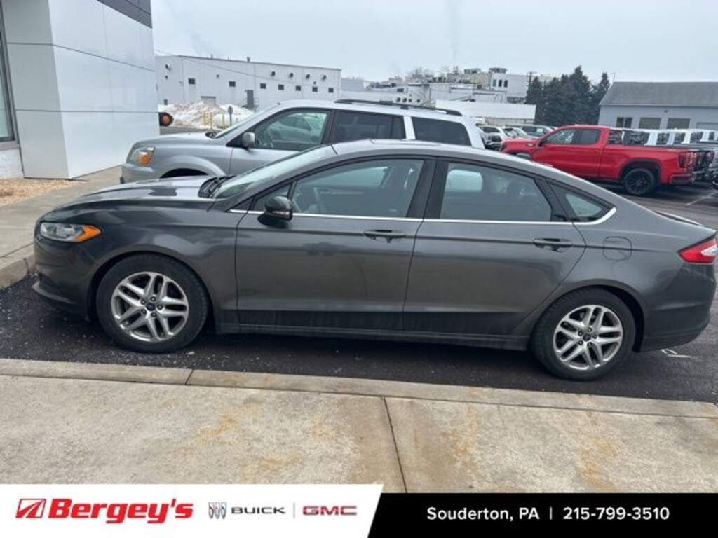 Used 2016 Ford Fusion SE Sedan