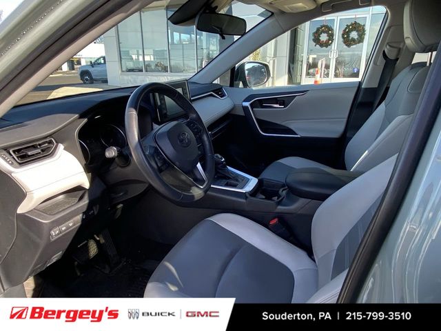 2019 Toyota RAV4 XLE Premium photo 3