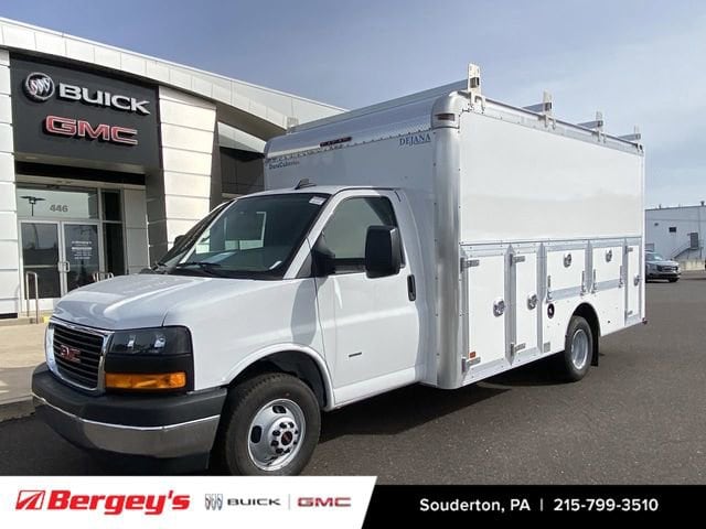 2025 GMC Savana LT's photo