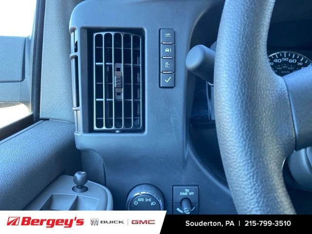 2025 GMC Savana Cargo Work Van - Photo 19