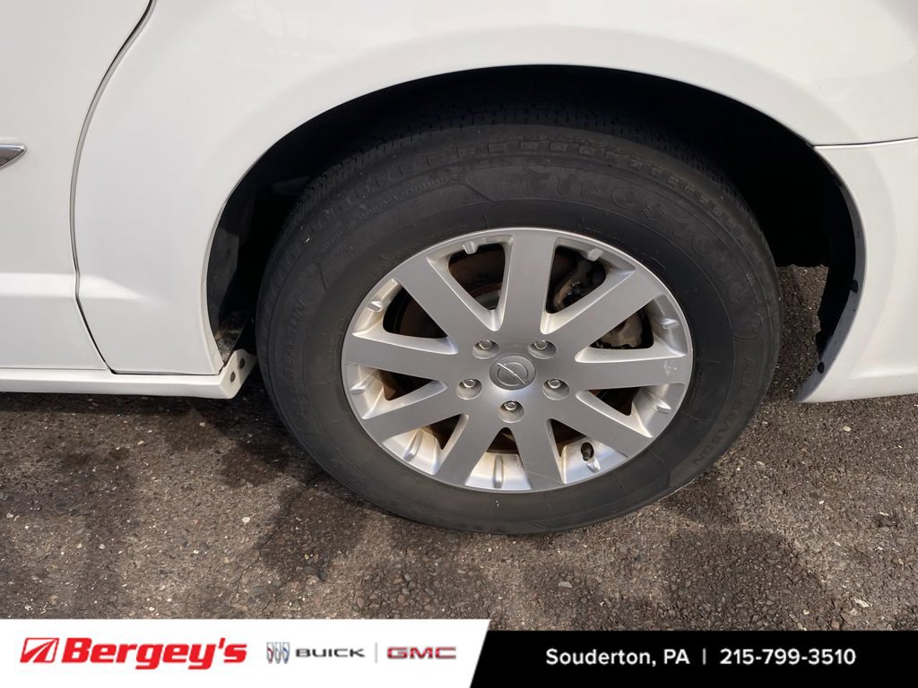 2016 Chrysler Town & Country Touring - Photo 8