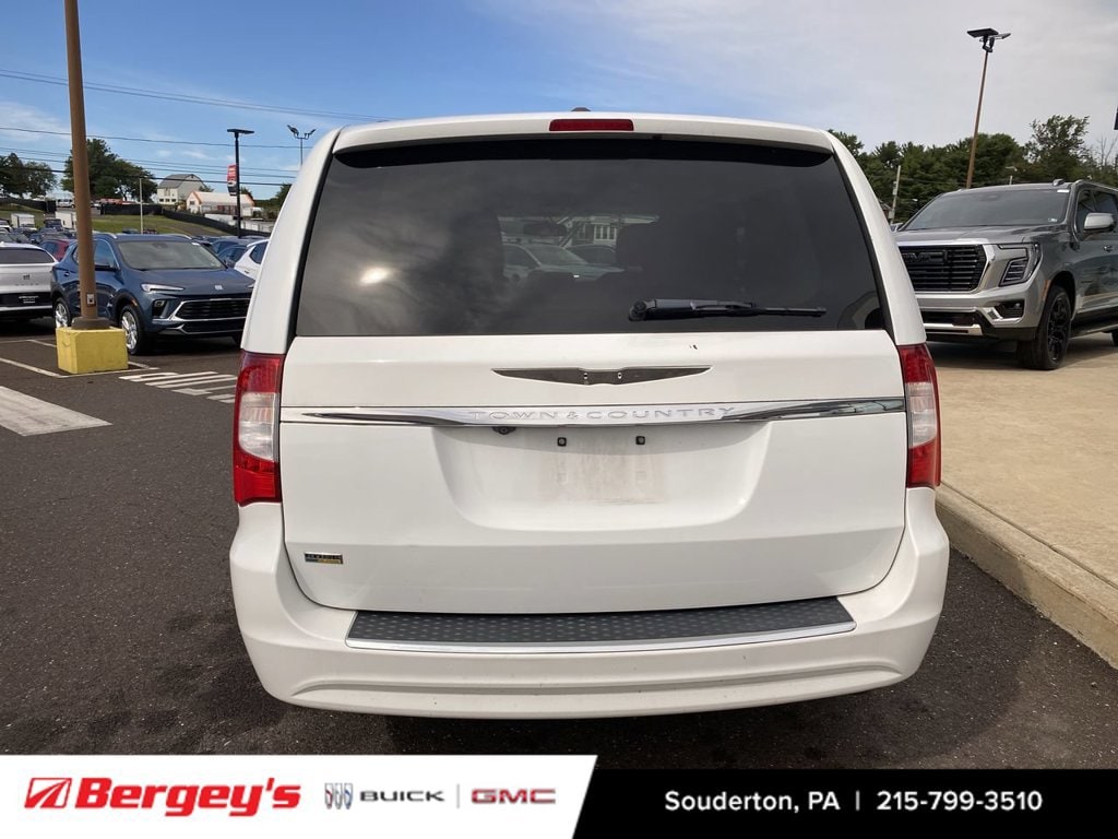 2016 Chrysler Town & Country Touring - Photo 3