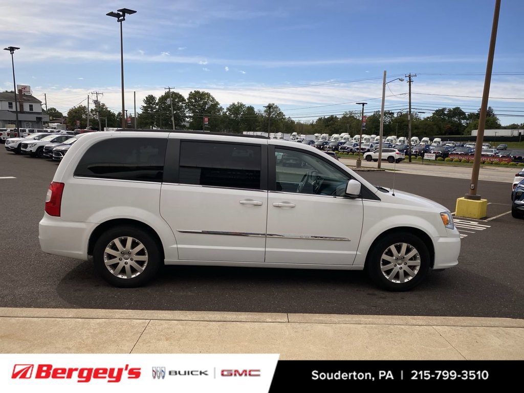 2016 Chrysler Town & Country Touring - Photo 5