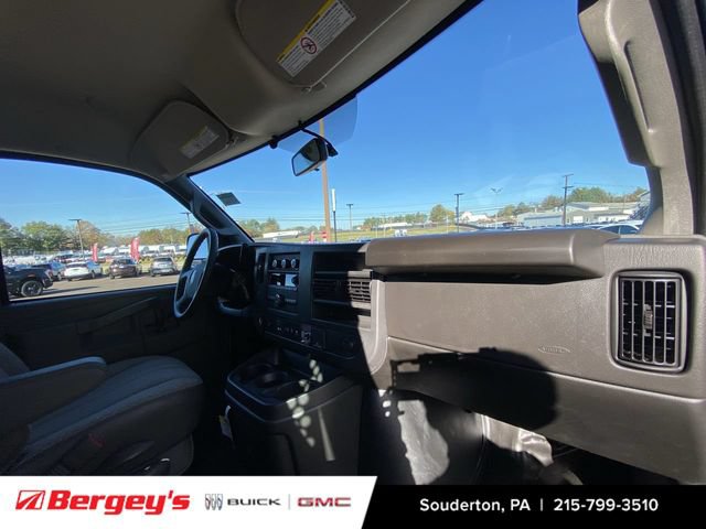 2025 GMC Savana Cargo Work Van - Photo 31
