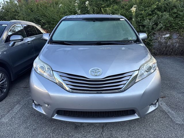 2017 Toyota Sienna XLE photo 2