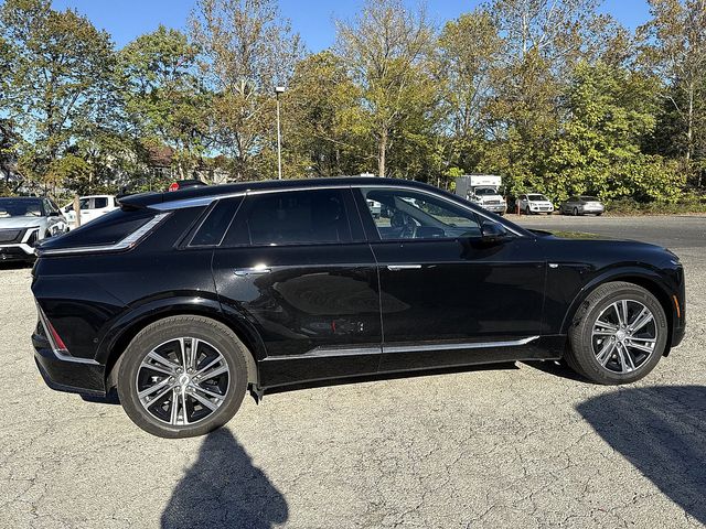 2024 Cadillac Lyriq Luxury photo 2