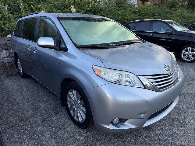 2017 Toyota Sienna XLE photo 3