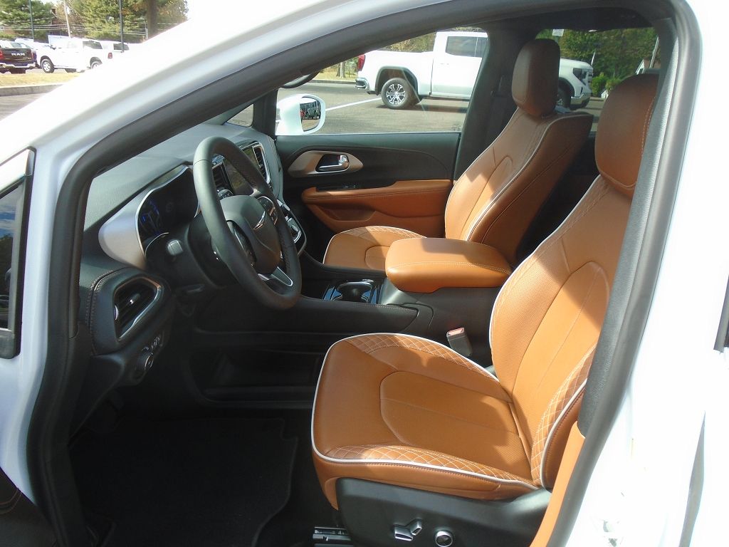2024 Chrysler Pacifica Pinnacle photo 3