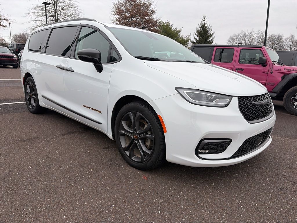 2024 Chrysler Pacifica Touring L photo 2