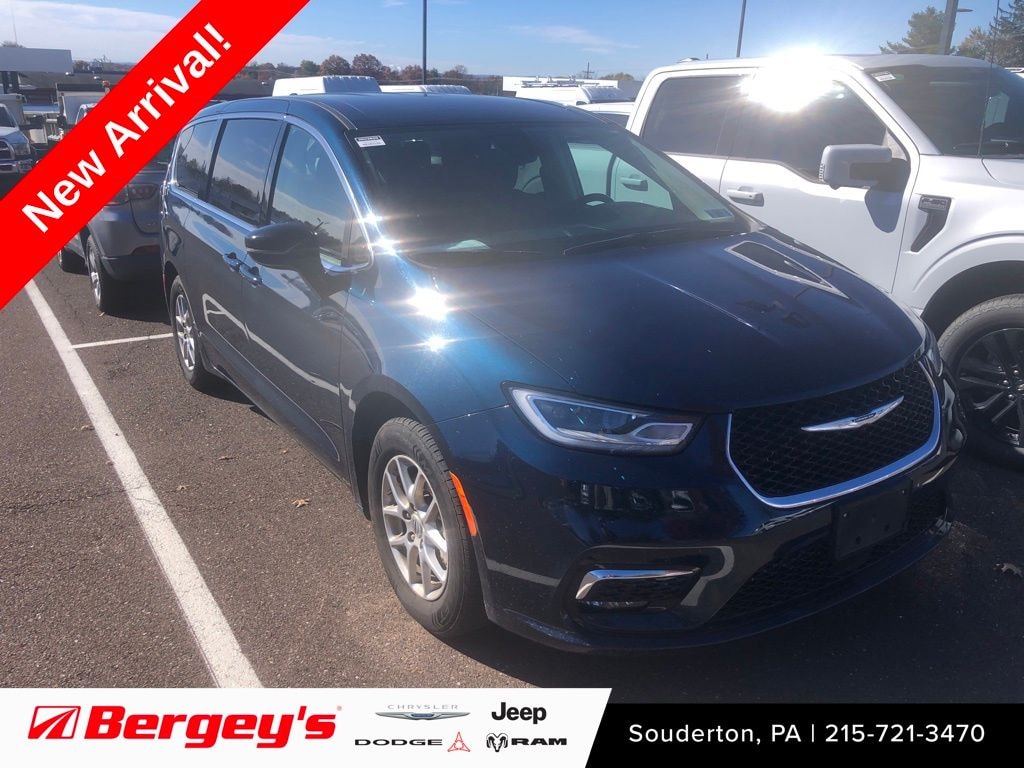 Used 2024 Chrysler Pacifica Touring L Minivan/Van