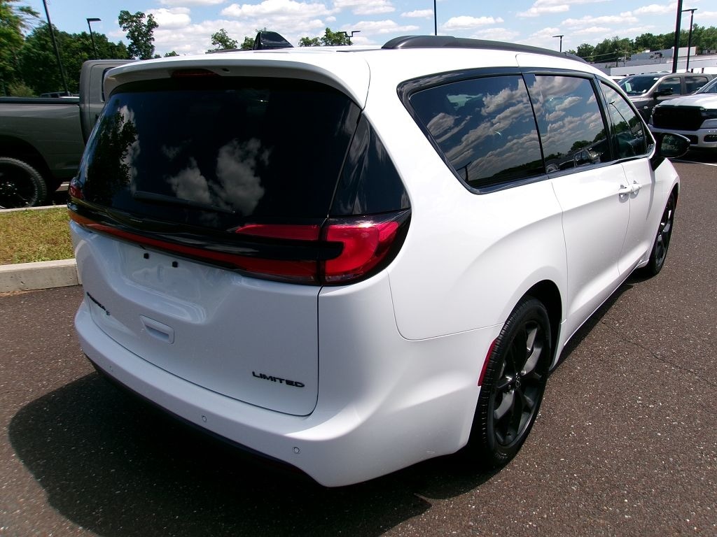Certified 2025 Chrysler Pacifica Limited Minivan/Van