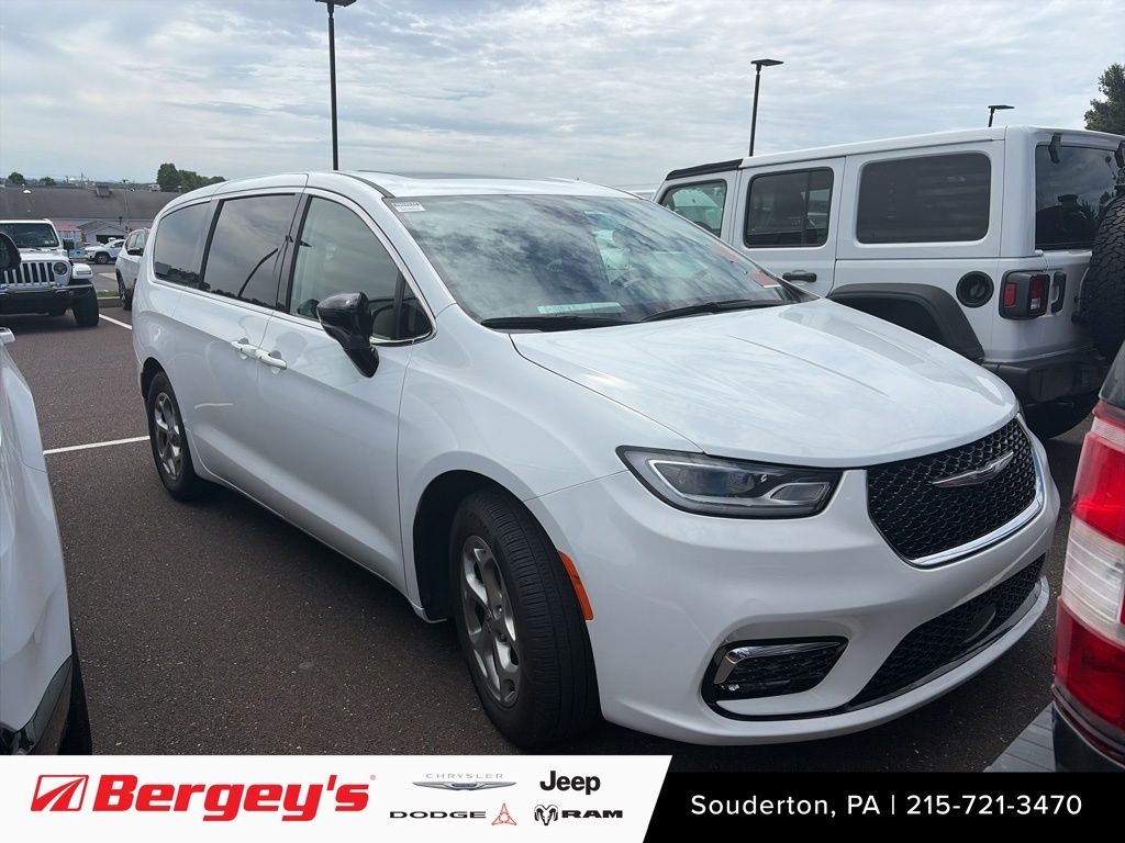 2024 Chrysler Pacifica Limited's photo