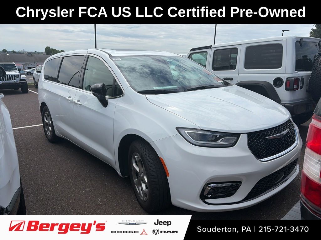 2024 Chrysler Pacifica Limited's photo